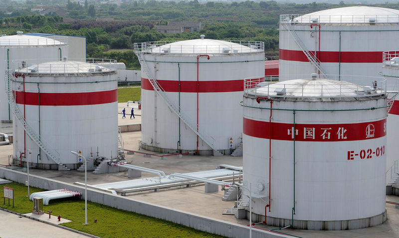 © Reuters. FILE PHOTO: Oil tanks are seen at a Sinopec plant in Hefei