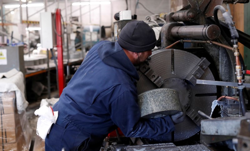 © Reuters. Funcionário trabalha em fábrica na Escócia, Reino Unido
