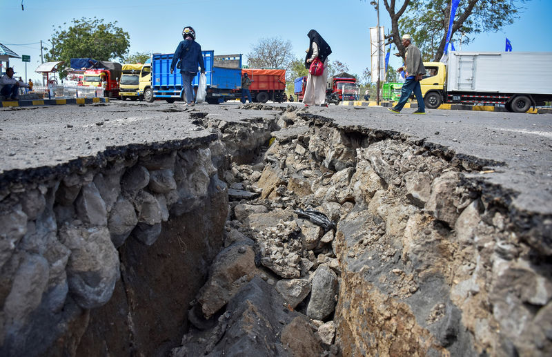 © Reuters. Rua destruída por terremoto em Lombok, na Indonésia