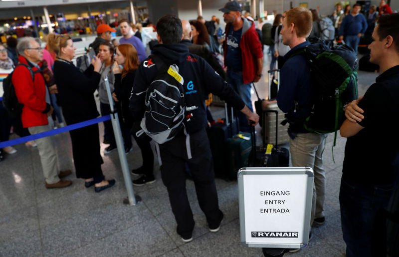 © Reuters. Stranded passengers of low-cost air carrier Ryanair queue for hotel vouchers or new tickets during European wide protests and strikes for Ryanair employees in demand for better working conditions  at Fraport airport in Frankfurt