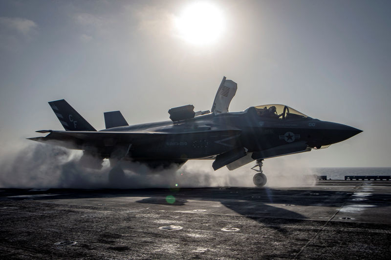 © Reuters. A F-35B Lightning II aircraft from the Marine Fighter Attack Squadron 211 launches from the deck aboard the amphibious assault ship USS Essex