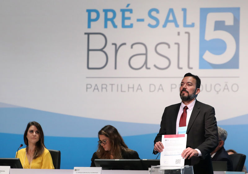 © Reuters. Lucio Prevatti, representative of Shell company places an offer during the Brazil's pre-salt offshore oil auction in Rio de Janeiro