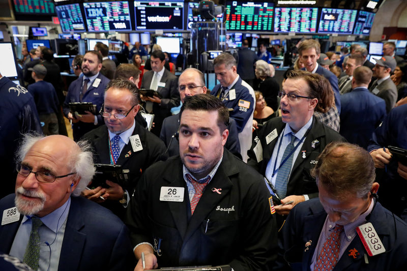 © Reuters. Traders work on the floor of the NYSE in New York