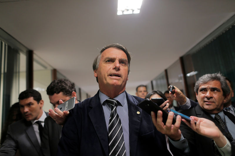 © Reuters. Candidato do PSL à Presidência, Jair Bolsonaro, dá entrevista em Brasília