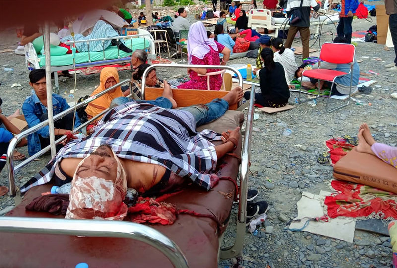 © Reuters. ارتفاع عدد قتلى زلزال وتسونامي إندونيسيا إلى 384 قتيلا