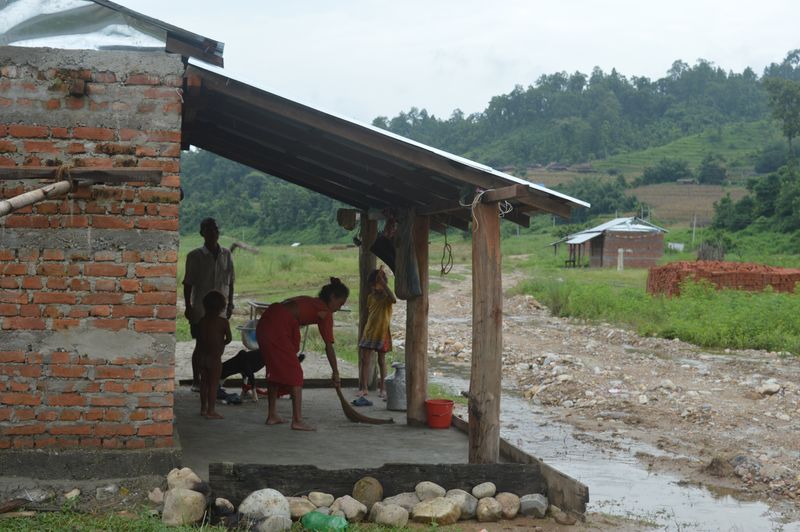 © Reuters. Mujeres albañiles construyen casas antiterremoto en Nepal