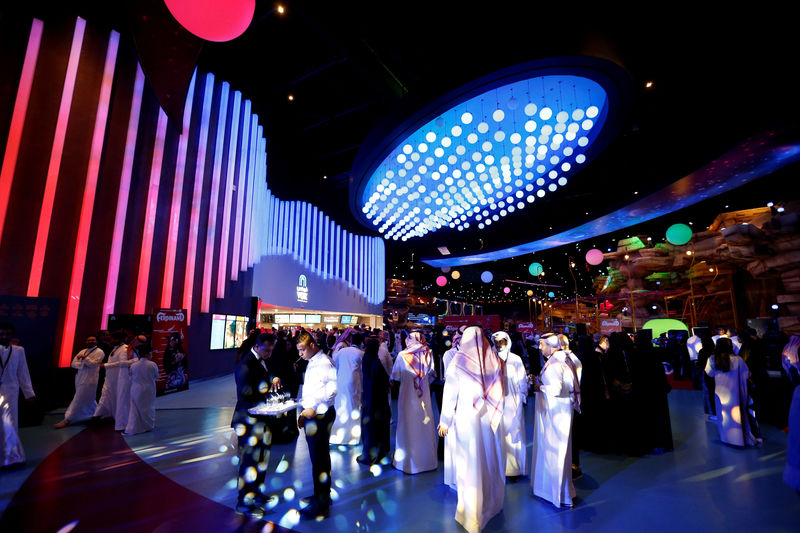 © Reuters. Cines y moda barata: las reformas cambian los hábitos de consumo en Arabia Saudí