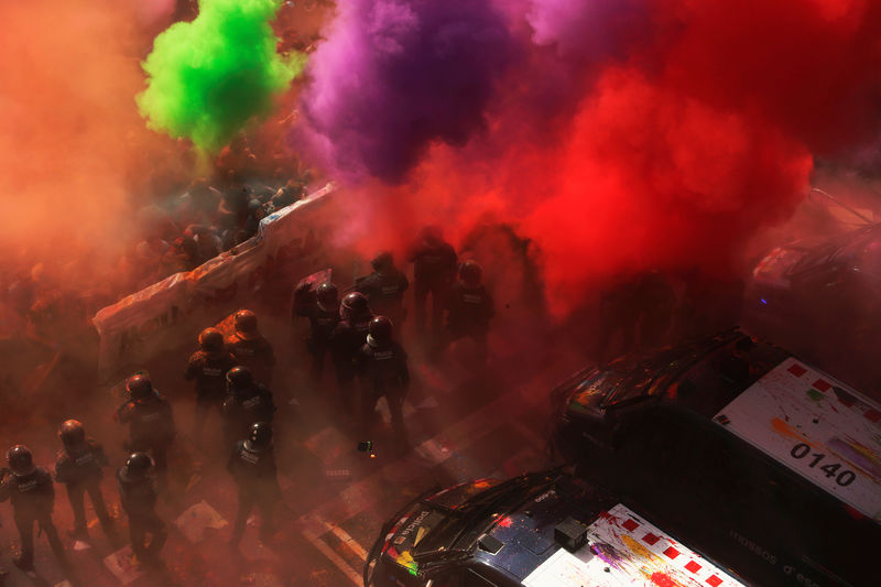 © Reuters. توتر في برشلونة مع خروج احتجاجات مؤيدة ومعارضة لاستقلال قطالونيا