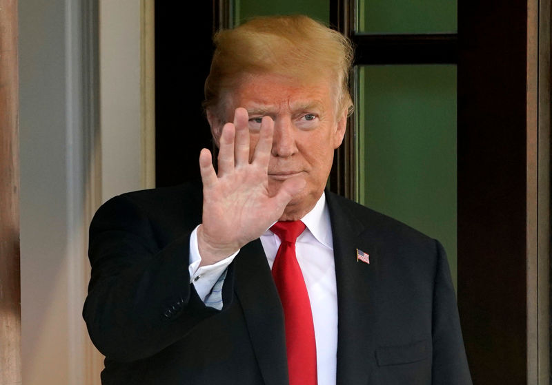 © Reuters. U.S. President Donald Trump waves to Chilean President Sebastian Pinera in as he departs after a meeting at the White House in Washington