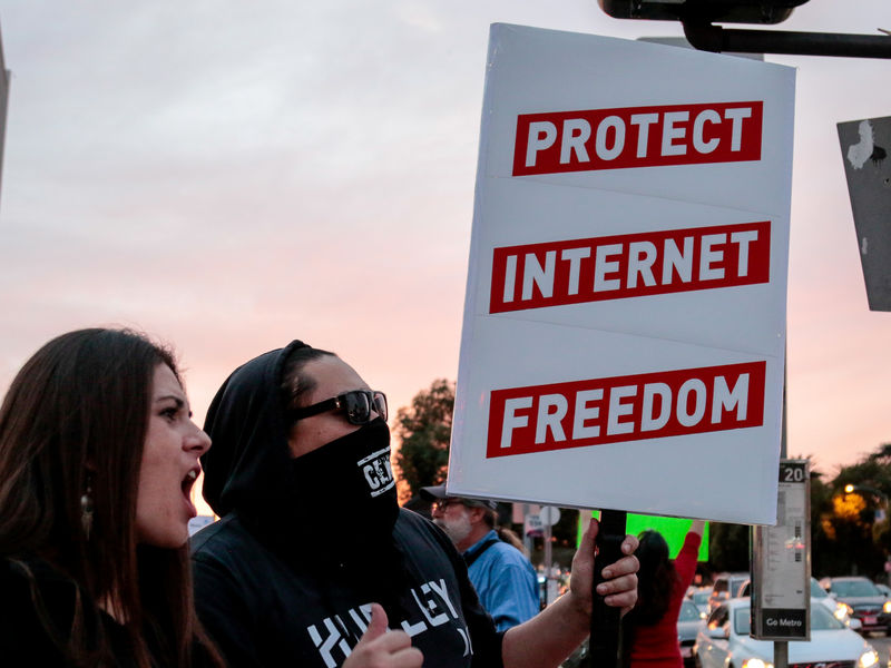 © Reuters. FILE PHOTO: Supporters of Net Neutrality protest the FCC's decision to repeal the program in Los Angeles