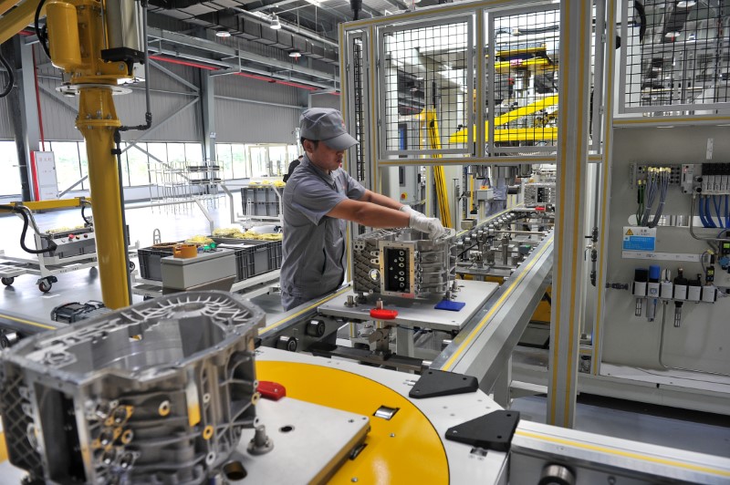 © Reuters. FILE PHOTO: Employee works at an assembly line producing hybrid vehicle components at the newly launched factory of China Hybrid System (CHS) in Foshan