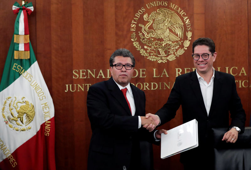 © Reuters. Mexican senator Ricardo Moreal shakes hands with Juan Carlos Baker, Mexico's Undersecretary of Foreign Trade, during a news conference at the Senate building in Mexico City