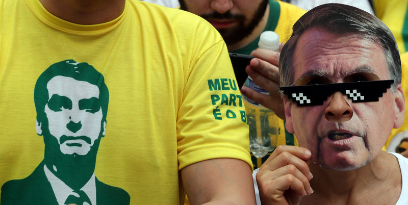 © Reuters. Supporters of presidential candidate Bolsonaro attend a demonstration in Sao Paulo