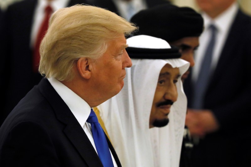 © Reuters. Президент США Дональд Трамп и король Саудовской Аравии Сальман Бен Абдель Азиз Аль Сауд на церемонии в Эр-Рияде