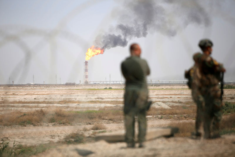© Reuters. Бойцы иракских сил безопасности охраняют нефтяное месторождение Западная Курна-2
