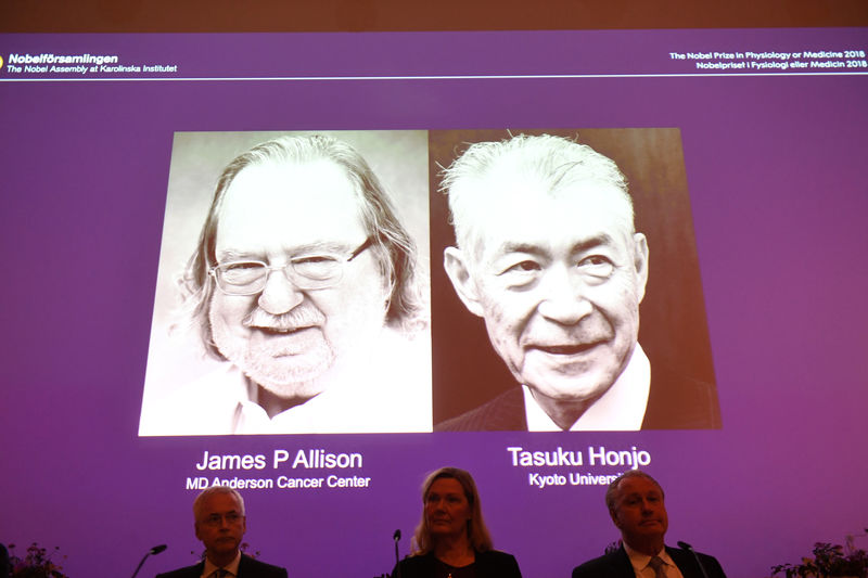 © Reuters. Le immagini dei premi Noble 2018 per la medicina James P. Allison e Tasuku Honjo, oggi al Karolinska Institute di Stoccolma