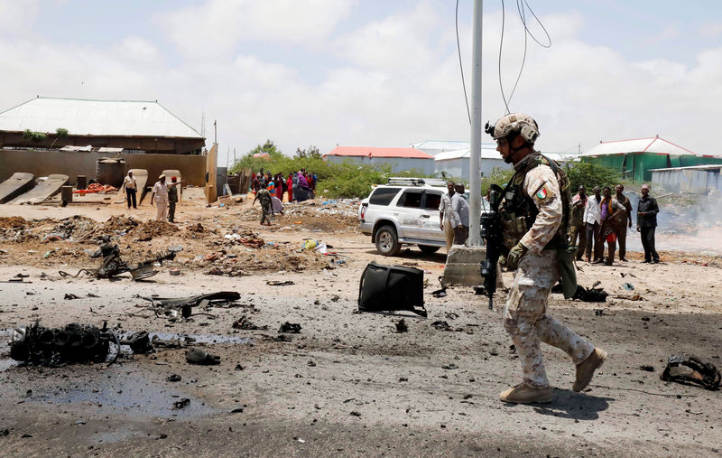 © Reuters. الشرطة: تفجير بسيارة ملغومة يستهدف موكبا للاتحاد الأوروبي في الصومال