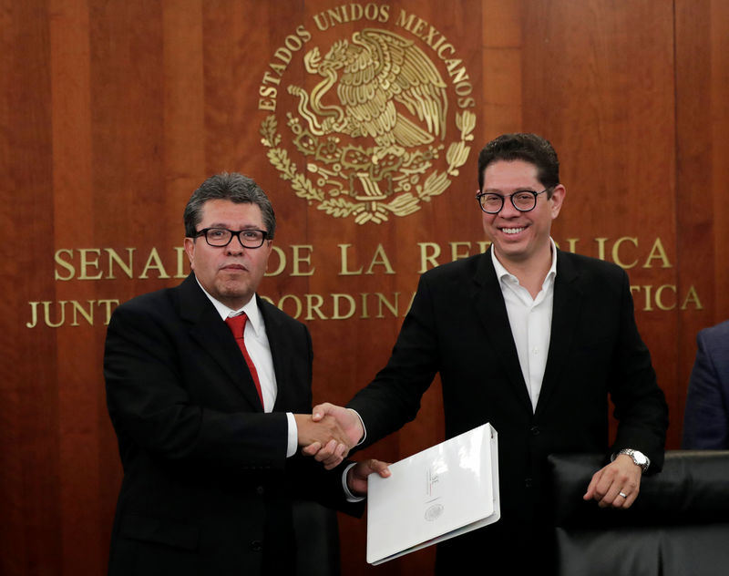 © Reuters. Mexican senator Ricardo Moreal shakes hands  with Juan Carlos Baker, Mexico's Undersecretary of Foreign Trade, during a news conference in Mexico City