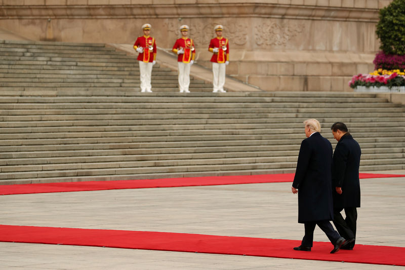 © Reuters. O presidente da China, Xi Jinping, e o presidente dos EUA, Donald Trump, em Pequim, China