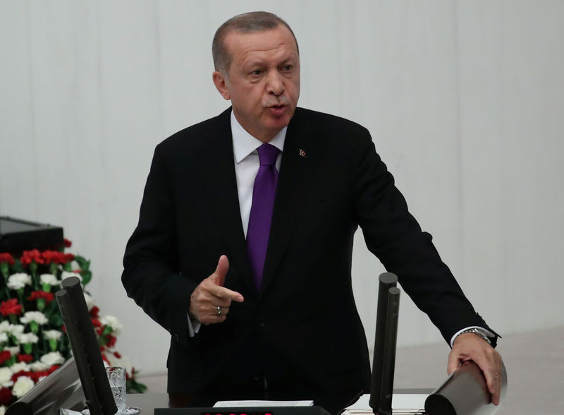 © Reuters. أردوغان: تركيا ستقاوم العقوبات الأمريكية بسبب القس المحتجز