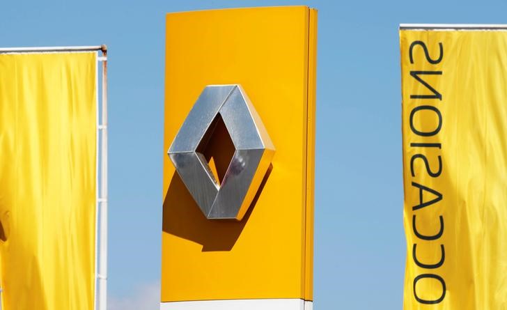 © Reuters. FILE PHOTO: The Renault automaker company logo is displayed on the front of a car dealership in Bordeaux