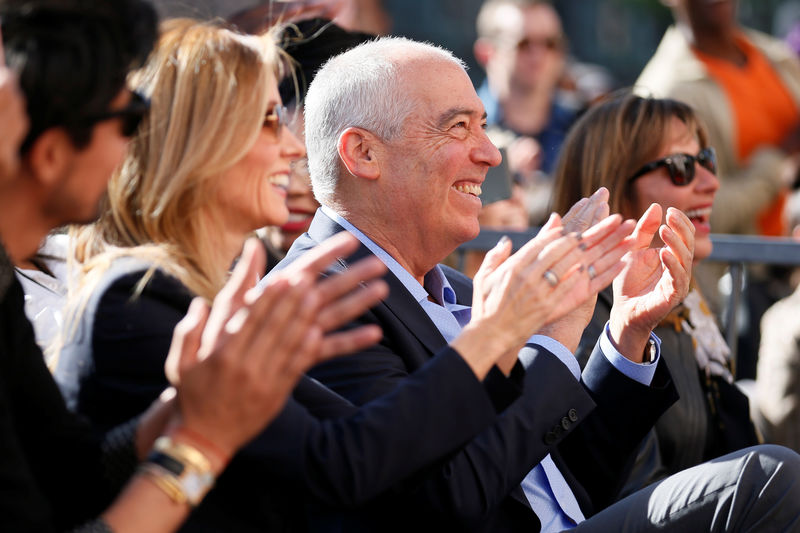 © Reuters. FILE PHOTO: Fox Television Group Charimen and CEOs Gary Newman and Dana Walden clap during a ceremony honoring director Lee Daniels with a star on the Hollywood Walk of Fame in Los Angeles