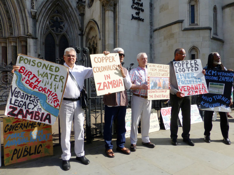 © Reuters. FILE PHOTO: Protesters hold plaques outside the Royal Courts of Justice in London