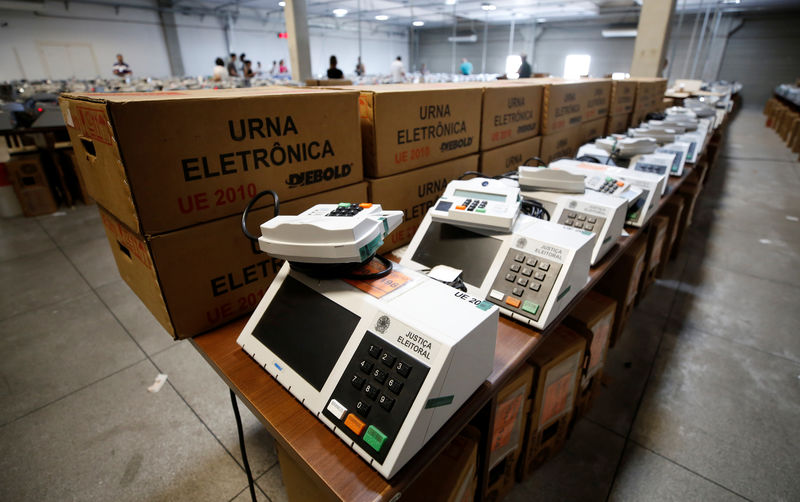 © Reuters. Urnas eletrônicas em Curitiba, no Brasil