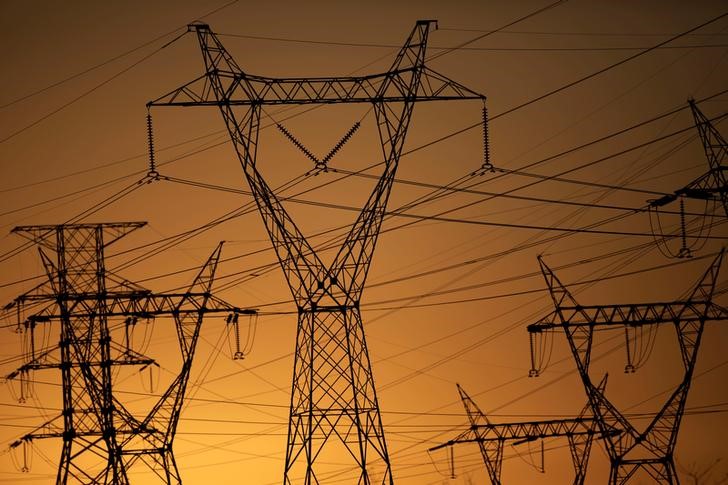 © Reuters. Torres de transmissão de energia elétrica em Brasília, Distrito Federal