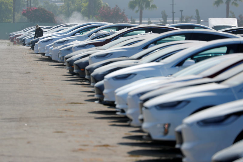 © Reuters. Veículos Tesla recém-fabricados estacionados em lote perto de aeroporto em Burbank, California