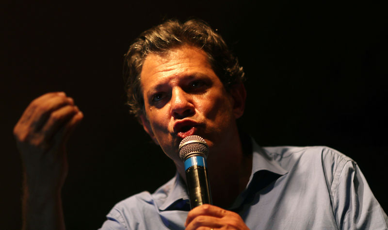 © Reuters. Candidato do PT à Presidência, Fernando Haddad, discursa em evento de campanha no Rio de Janeiro