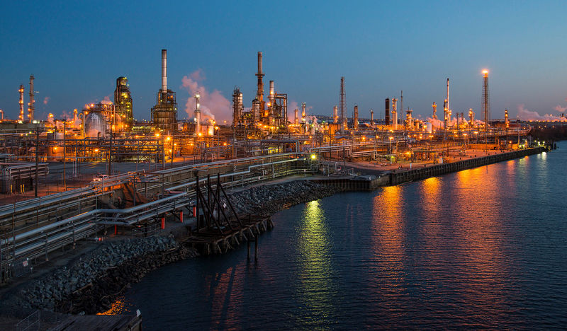 © Reuters. FILE PHOTO: The Philadelphia Energy Solutions oil refinery owned by The Carlyle Group is seen at sunset in Philadelphia