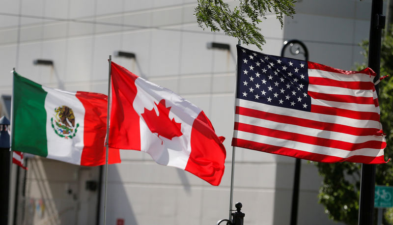 © Reuters. FOTO DE ARCHIVO: Banderas de Canadá, Estados Unidos y México se observan una al lado de la otra en Detroit, Michigan