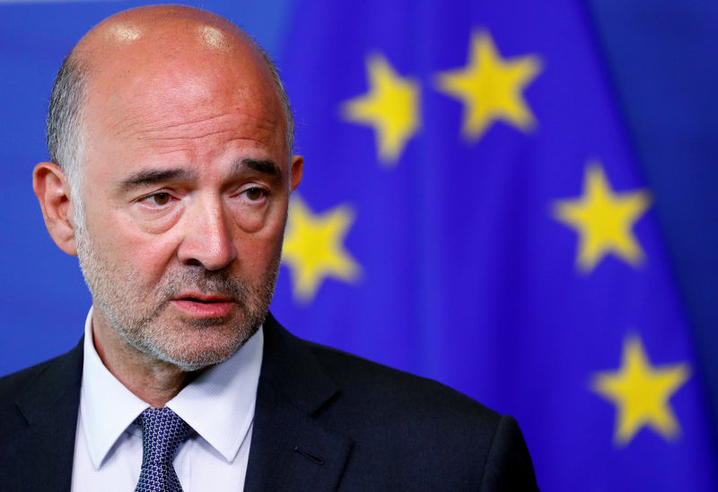 © Reuters. European Economic and Financial Affairs Commissioner Moscovici looks on during a news conference in Brussels