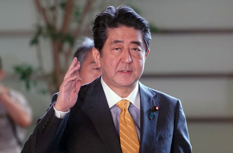 © Reuters. تعديل وزاري باليابان يبقي على عدد من الوزراء ويعين وزيرة واحدة