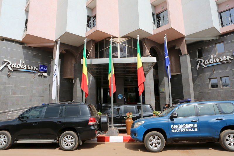© Reuters. Cars are seen parked in front of the Radisson Blu hotel after it reopened in Bamako, Mali