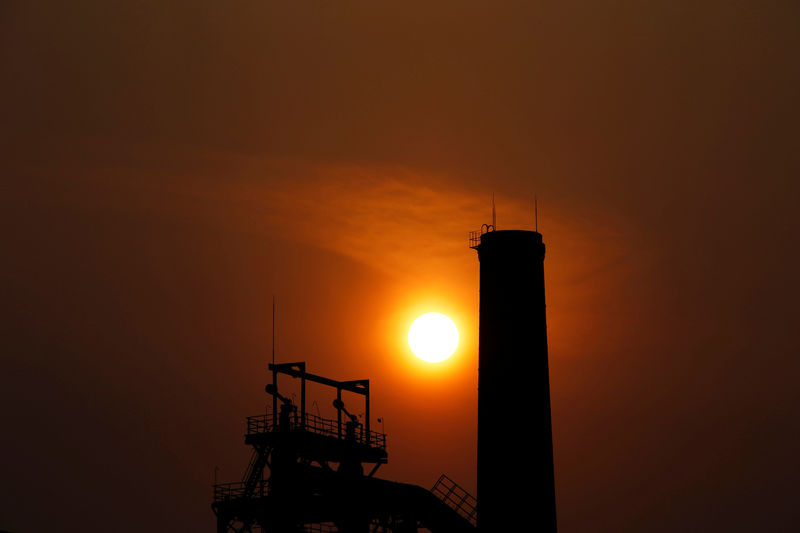 © Reuters. Сталелитейный завод в городе Таншань провинции Хэбэй