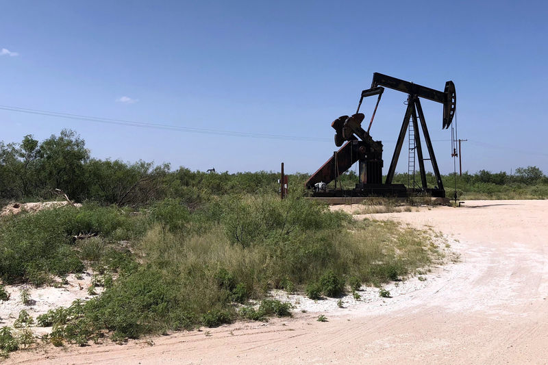 © Reuters. A pumpjack is shown outside Midland-Odessa area in the Permian basin in Texas