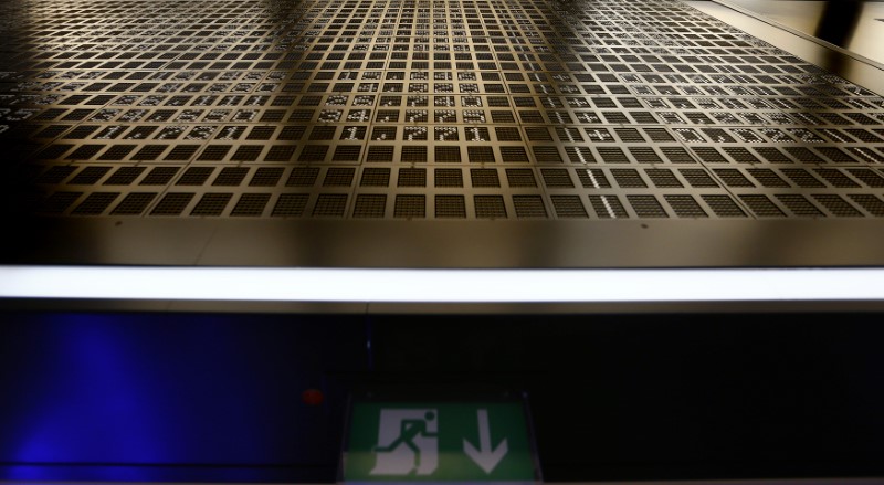 © Reuters. Share prices are displayed on a board above a emergency exit sign at the stock exchange in Frankfurt