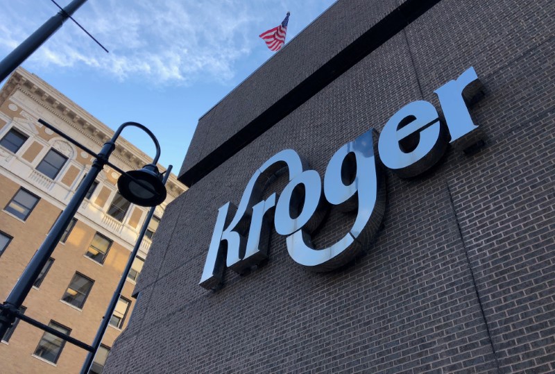 © Reuters. FILE PHOTO: The Kroger supermarket chain's headquarters is shown in Cincinnati