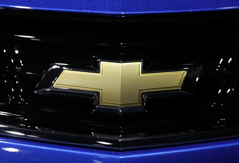 © Reuters. The Chevrolet emblem is seen on a vehicle at the New York Auto Show in New York