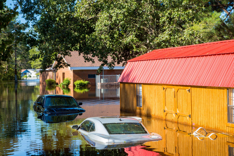 © Reuters. FILE PHOTO:    Cars sit in flooded waters due to Hurricane Florence, now downgraded to a tropical depression, in Lumberton