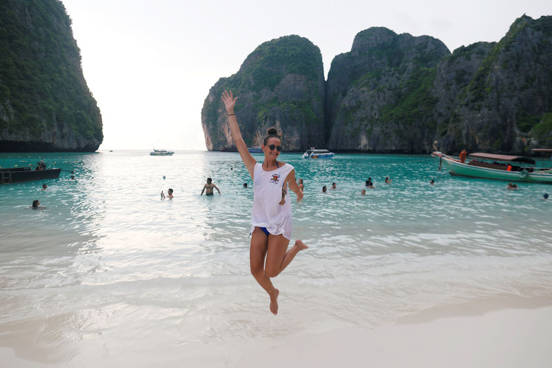 © Reuters. Turista posa para foto em Maya Bay, na Tailândia