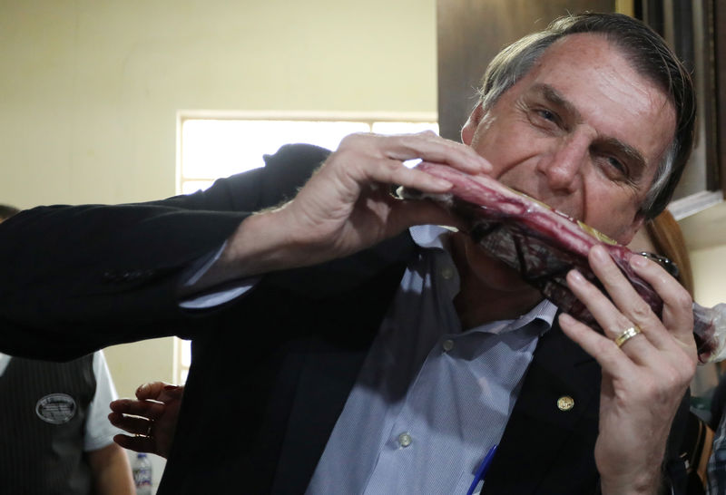 © Reuters. Candidato Jair Bolsonaro (PSL) durante feira agropecuária em Esteio (RS)