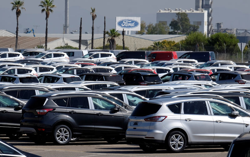 © Reuters. Cars are pictured at the Ford factory in Almussafes near Valencia