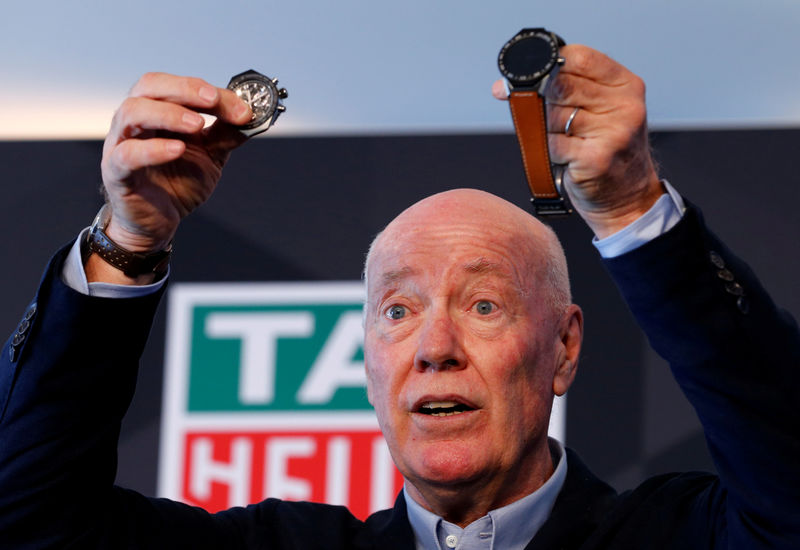 © Reuters. FILE PHOTO: Biver, Tag Heuer CEO holds a new model Connected Modular 45 watch and the 1000th Tourbillon watch during a presentation in Brunnen
