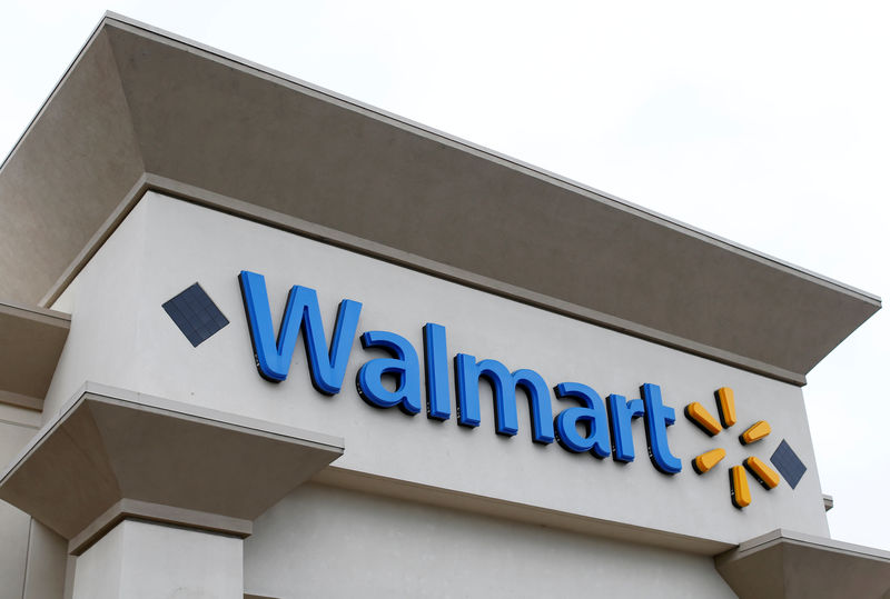 © Reuters. FILE PHOTO: Walmart store in Encinitas, California