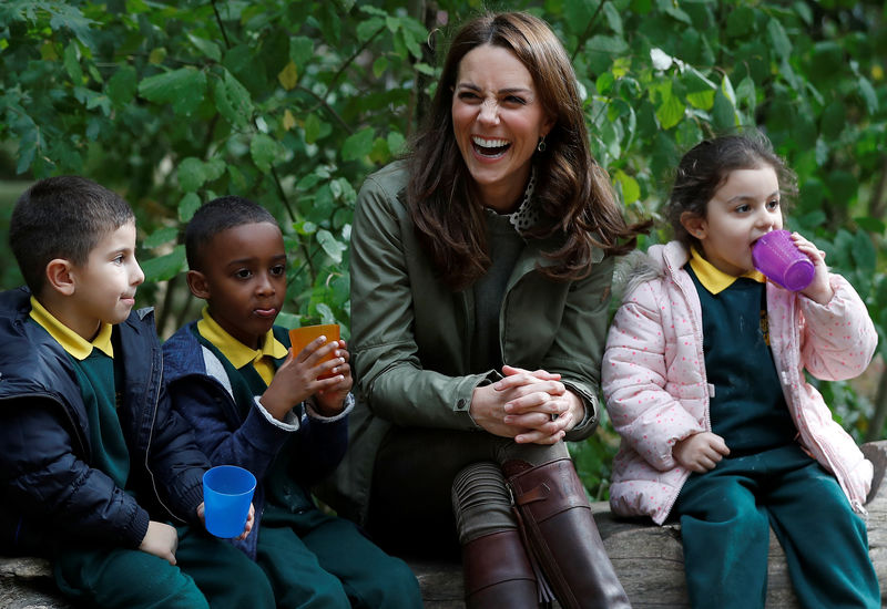 © Reuters. Kate Middleton, duquesa de Cambidge, sorri ao brincar com crianças em escola de Londres