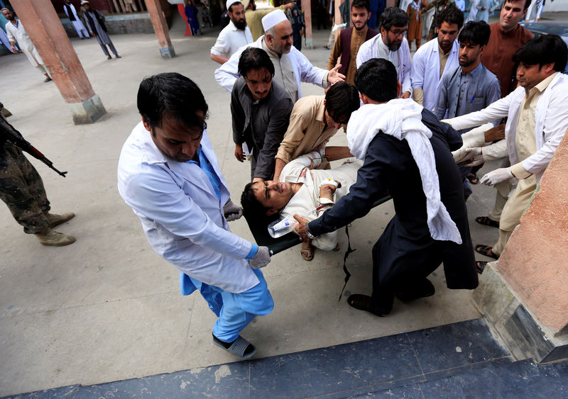 © Reuters. Homem ferido é levado a hospital após ataque em Jalalabad