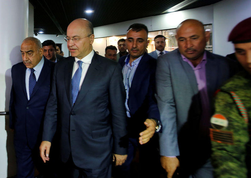 © Reuters. Barham Salih, novo presidente do Iraque, caminha com premiê Adel Abdul Mahdi